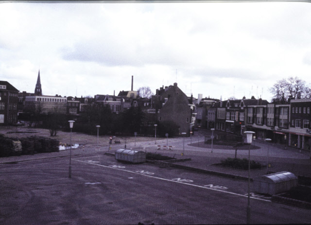 Kalanderstraat 10 Uitzicht vanaf parkeerdek Winkelcentrum De Klanderij op Van Heekplein jaren 70.jpeg