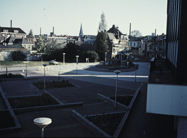 Kalanderstraat 10 hoek Van Heekplein  met brandmonument jaren 70.jpeg