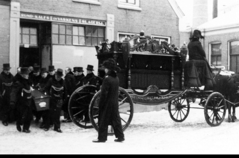 Kalanderstraat 12 Rouwkoets voor de slagerij tijdens de begrafenis van Prof. R.R. Prenger.17-1-1940.jpg