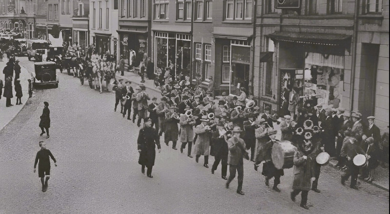 Kalanderstraat 13 reclameoptocht winkelweek 1927.jpg