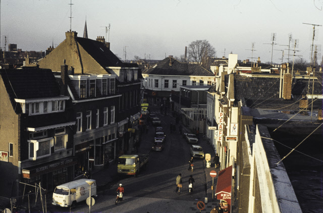 Kalanderstraat 10-18  winkels, met slagerij Freddy de Leeuw (later snackcorner), Van Amerom, Heijne Schoenen en HEMA 31-1-1977.jpeg