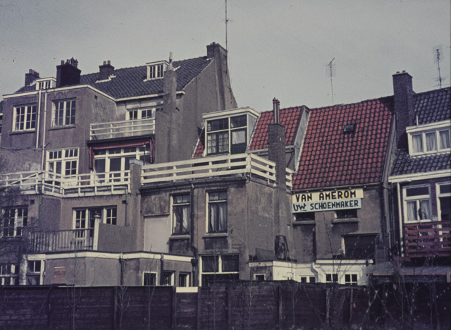 Kalanderstraat 18 Achterzijde panden Amerom schoenmaker gezien vanuit de Hofstraatpassage 5-5-1970.jpeg