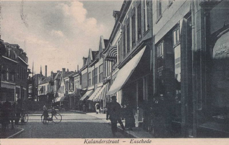 Kalanderstraat 11-21 rechts en links is hoek Zuiderhagen.JPG