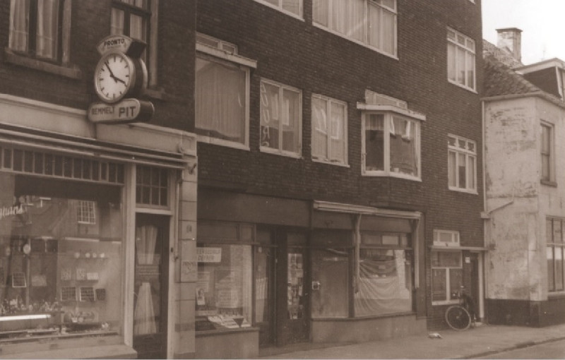 Kalanderstraat 20-24 Voorgevels, met o.a. Juwelier Remmelt Pit 1967.jpg