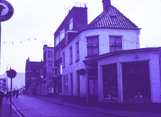 Kalanderstraat 20-24 winkel Remmelt Pit richting Alsteedsestraat 30-12-1967.jpeg