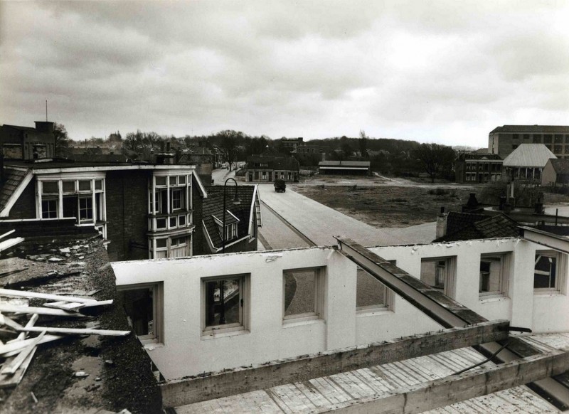 Willemstraat 1954 Pand van fa. Schoo dat wordt afgebroken, deel Berkenkamp Rechts op de achtergrond de H.T.S..jpg