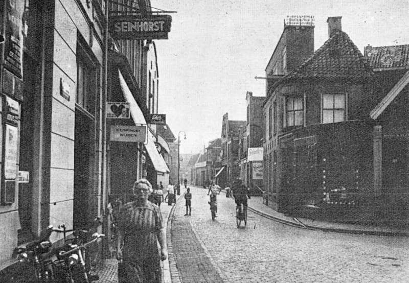 Kalanderstraat 21-25 firma G.J. Seinhorst winkel in koloniale waren een kruidenierswinkel en handel in tabak en sigaren.jpg