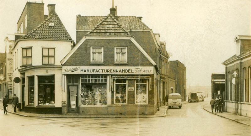 Kalanderstraat 12 hoek Zuiderhagen tot 1970 Rolevink's Manufacturenhandel thans H.J. Van Heekplein en links nr. 14 juwelierszaak en horlogerie Kellerhuis.jpg