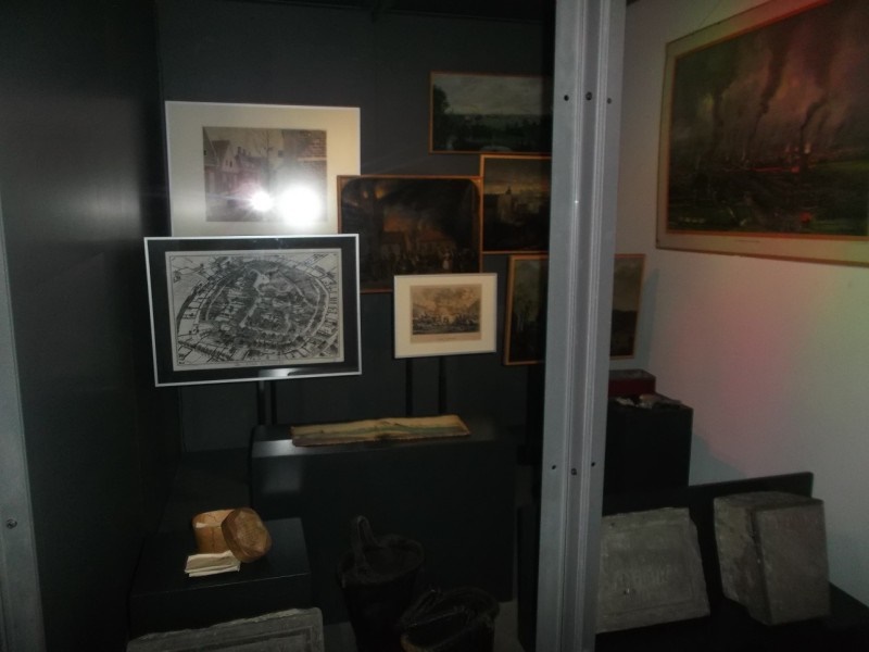 Het Rozendaal 11 Roomweg vitrine Twentse Welle nu Museumfabriek met gevelsteen stadsbrand.jpg