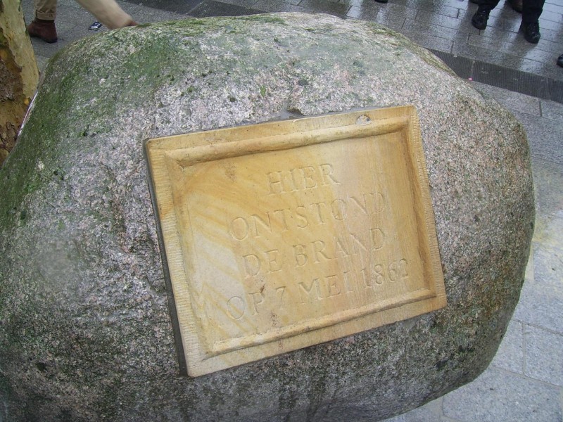 H.J. van Heekplein. gedenksteensteen stadsbrand 1862  foto 2012.JPG