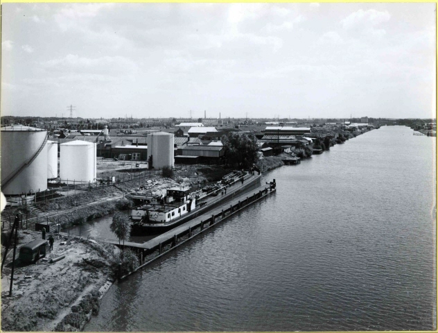 Kanaalstraat 341-343 Twentekanaal met oliehaven. vroeger locatie Shell Nederland N.V. 1959.jpeg