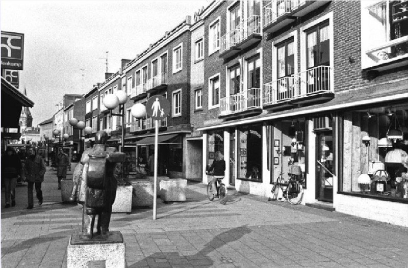 Raadhuisstraat 37 hoek H.J. van Heekplein Scharstuhl en kunstobject Trommelsager kunstenaar Gooitzen de Jong 1978.JPG