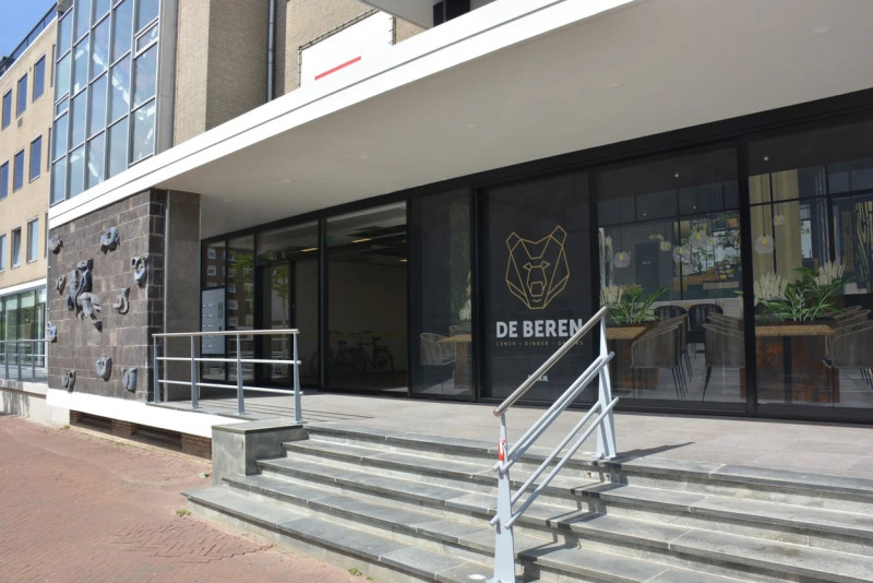 Kuipersdijk 2 hoek Boulevard 1945-326 ingang voormailg  postkantoor met muur  relief  kunstenaar Daan Wildschut.jpg