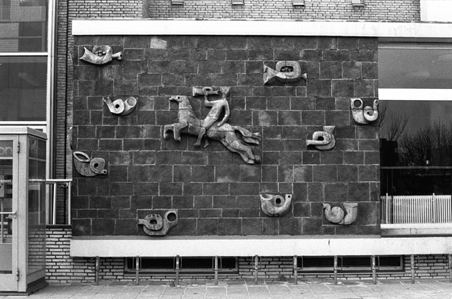 Kuipersijk 2 hoek Boulevard 1945-326 Postkantoor. Het reliëf is van Daan Wildschut foto 1978.jpg