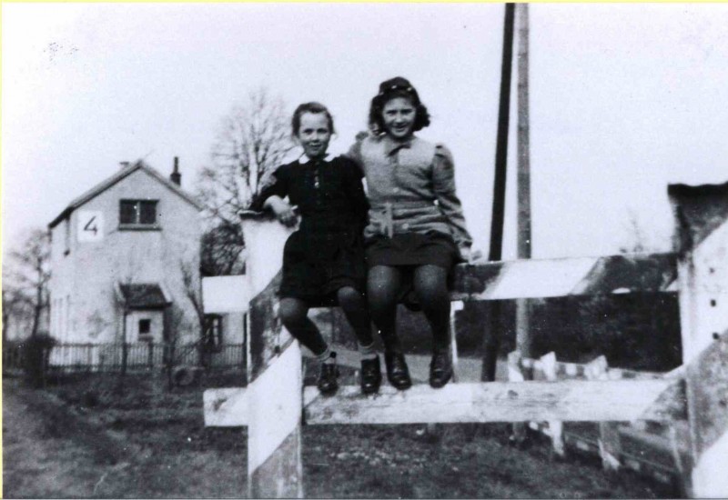 Buurserstraat 1940 Zicht op spoorwegwachtershuis nr. 4..(2).jpg