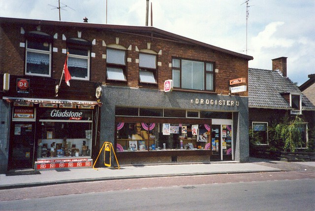 Kerkstraat 33 sigarenwinkel en 35 Hardick Drogisterij en Parfumerie.jpg