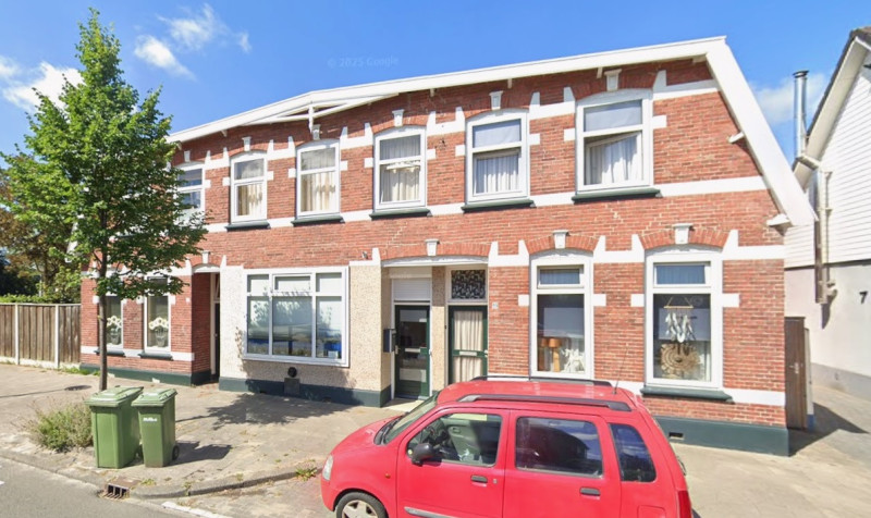 Kerkstraat 55-57-59 hoek Veenpluisstraat Glanerbrug woningen bouwjaar 1911 foto 2022.jpg