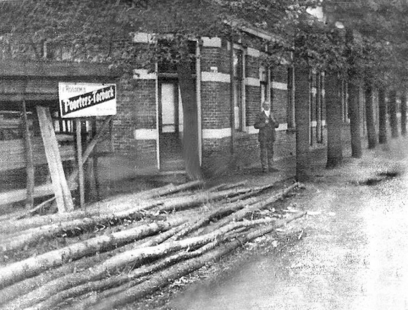Kerkstraat 60 Glanerbrug cafe Spoorzicht Graads Gosselt ca 1930.jpg