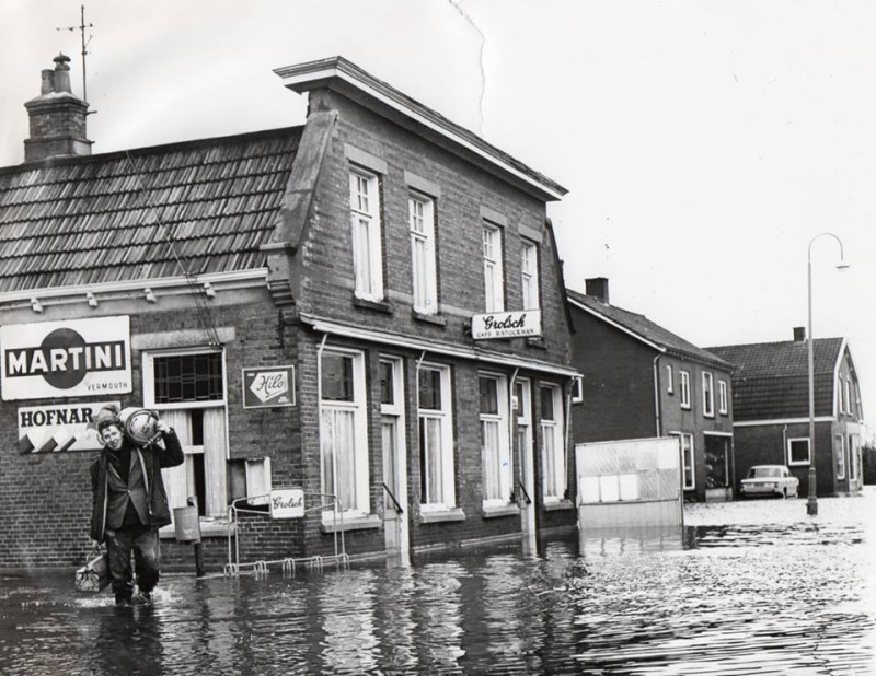 Kerkstraat 107 Glanerbrug cafe Stockmann en panden 109-115 wateroverlast 1968.jpg