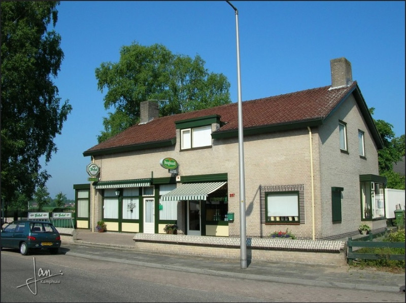 Kerkstraat 265-267 cafe Dikke Toon 2005.jpg