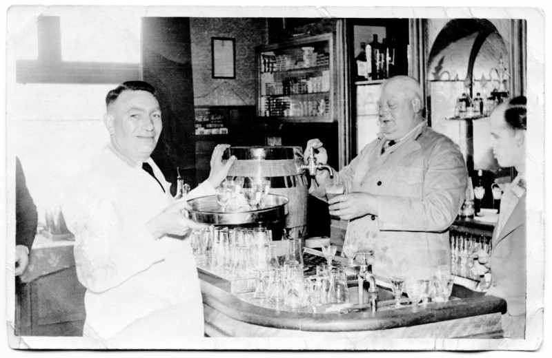 Kerkstraat 265 Glanerbrug cafe Dikke Toon interieur.jpg