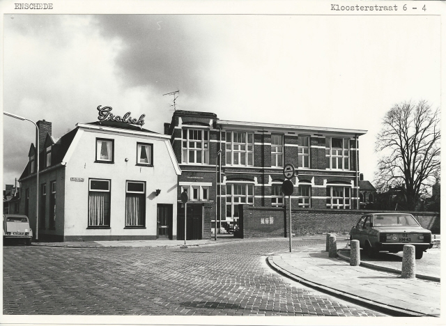 Kloosterstraat 4-6 Café Noir vroeger cafe Top op de hoek met de Parallelweg en daarnaast het A. Ariëns college 2-4-1980.jpeg