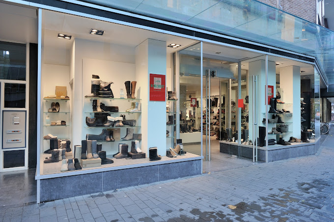 H.J. van Heekplein 18-19 schoenenzaak Shuz by Borchert.jpg