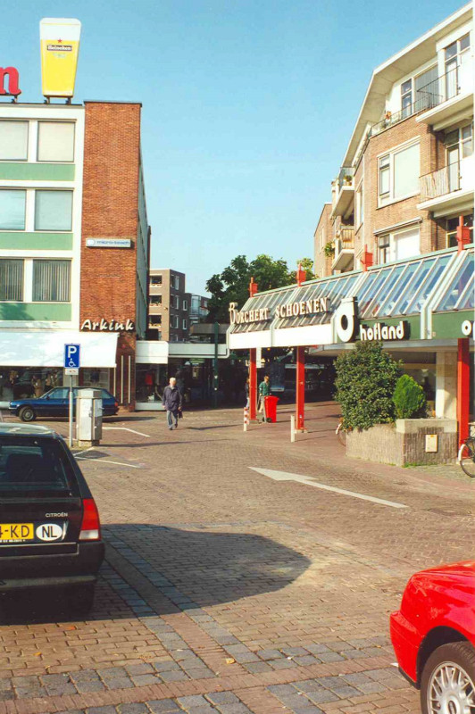 H.J. van Heekplein 18 Zicht langs Hermesflat richting Van Loenshof Arkink Borchert Schoenen Hofland.jpg