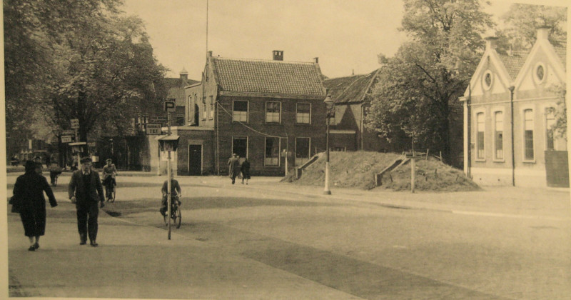 Zuiderhagen 44 hoek Windbrugplein links vroeger pand Huis van Bewaring later onderdeel fabriek Jannink rechts Bloemendaalschool thans van Loenshof. met gemeentelijke schuilkelders die in mei '41 werd gebouwd..jpg