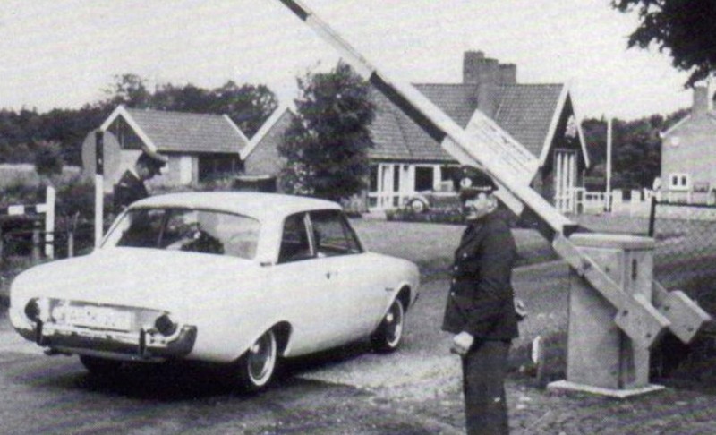 Knalhutteweg 385-387 grensovergang.jpg