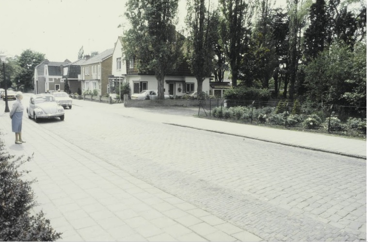 Kneedweg 33 rechts Straatbeeld in zuidwestelijke richting.jpg