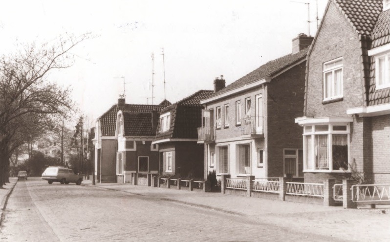 Kneedweg 33 rechts woning bouwjaar 1925 foto 1967.jpg