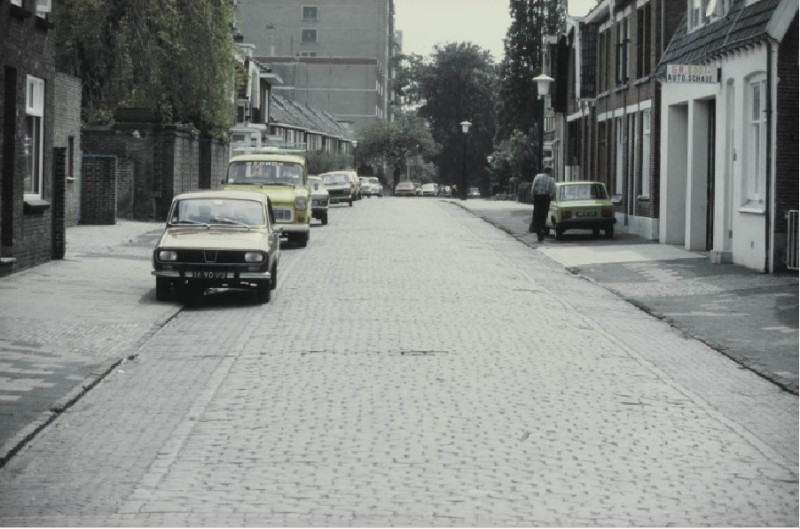 Kneedweg 71-75 rechts G.R. Boot Autoschade. Straatbeeld in zuidwestelijke richting.jpg
