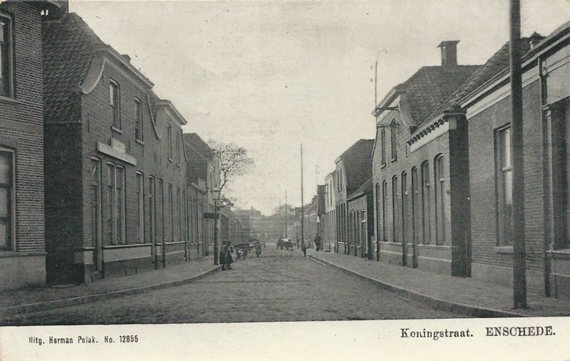 Koningstraat 2-4 enz. rechts en links 3 enz. vanaf hoek Beltstraat 1908.jpg