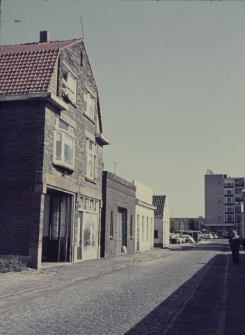 Koningstraat 32-36 Gezien in oostelijke richting vanuit de Haaksbergerstraat richting Beltstraat. 19-9-1969.jpeg