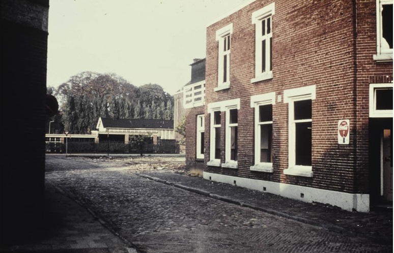 Koningstraat 42 hoek Kortestraat de laatste veldkeienstraat met rechts cafe.jpg