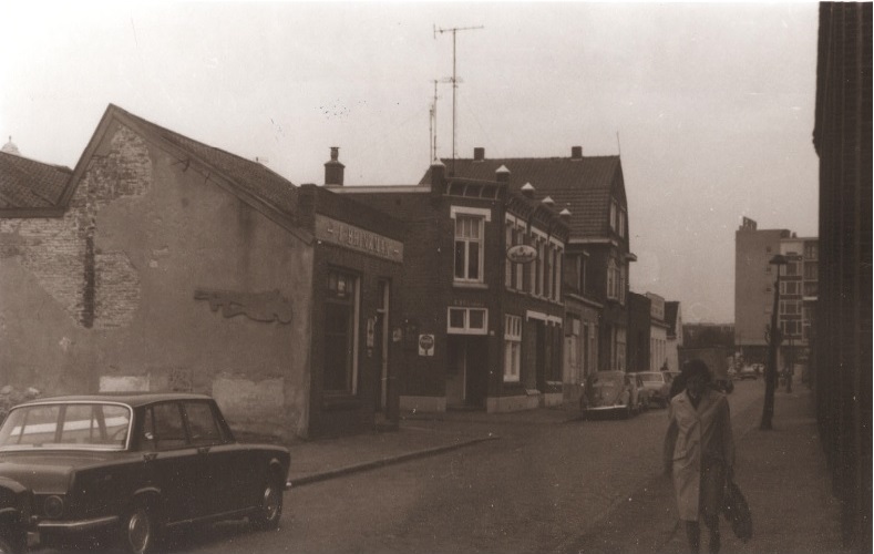 Koningstraat 48 Voorzijde woningen, bedrijf J. Brinkman en nr. 42 café 1967.jpg