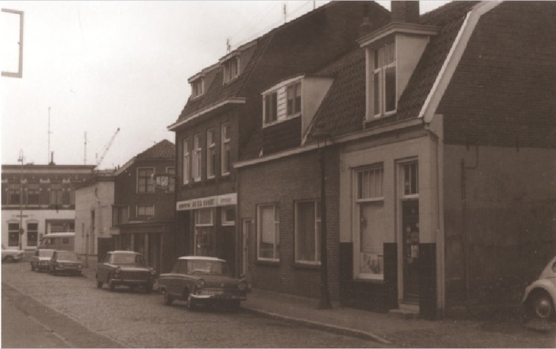 Koningstraat 66-68-70-72-74 Voorzijde woningen en garagebedrijf Ad v.d. Broek, N.S.U.-dealer 1967.jpg