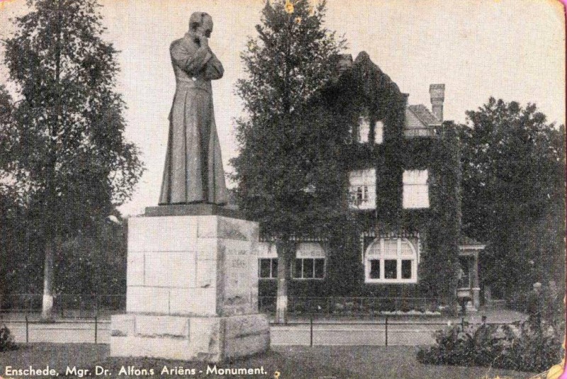 De Ruyterplein 1938 standbeeld Ariens.jpg