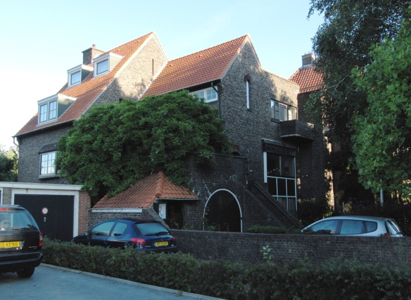 Kortenaerstraat 3 Herenhuis met artsenpraktijk bouwjaar 1930 rijksmonument.jpg