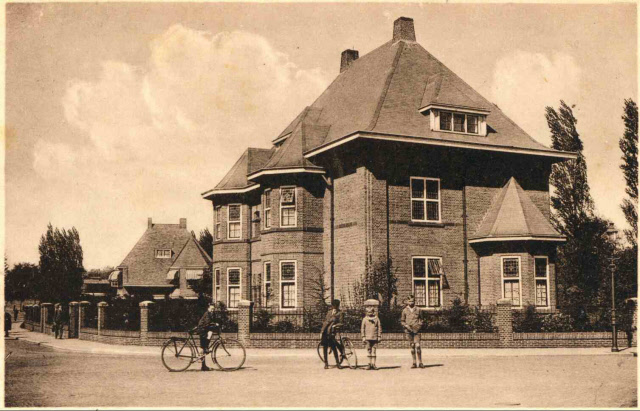 Kortenaerstraat 40 en 44 vanaf hoek Rembrandtlaan (nu Tromplaan) foto 1925.jpeg