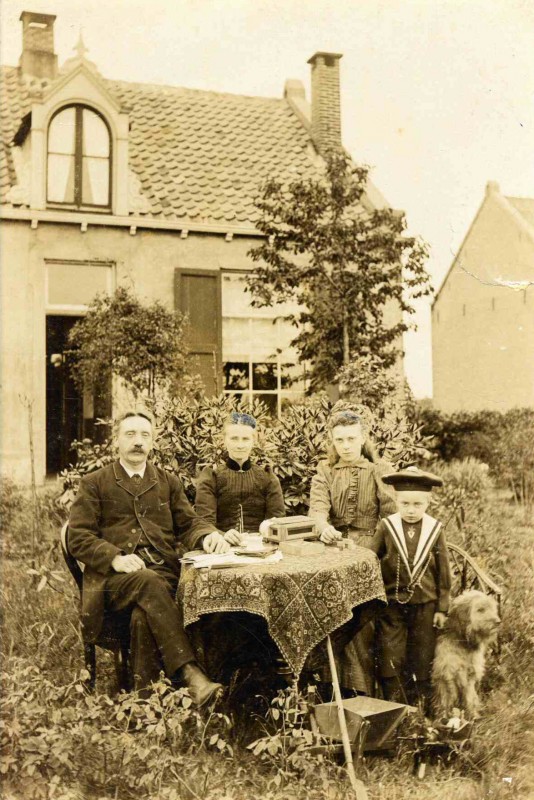 Eschmarkerschool aan de Knalhutteweg. Het hoofd van de school, B. Spans met zijn gezin voor de onderwijzerswoning. Datering 1904,  Spansschool.jpg