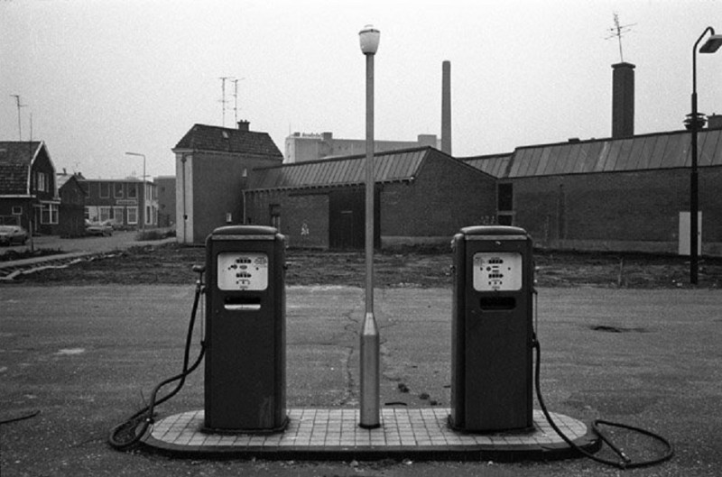 Kottendijk 9 benzinepomp. Op de achtergrond het hoge gebouw van de Raiffaisenbank..jpg