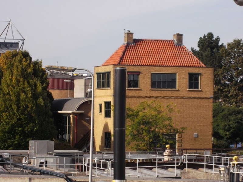 Auke Vleerstraat 76 Lonnekerbrugstraat hoofdgebouw waterzuiveringsinstallatie (2).JPG