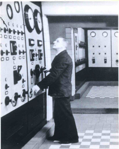Stadhuis, technische installatie met Hr. M.J. Punte, koel- en verwarmingstechnicus 1934.jpeg