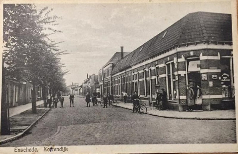 Kottendijk 117-119 hoek Walhofstraat panden bouwjaar 1910..jpg