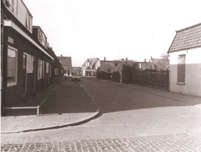 Kroedhöftestraat, gezien vanaf de Tollensstraat richting Renbaanstraat. nov. 1971.jpg