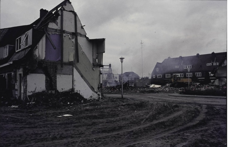 Kroedhöftestraat Afbraak van oude woningen. 24-8-1977.jpg