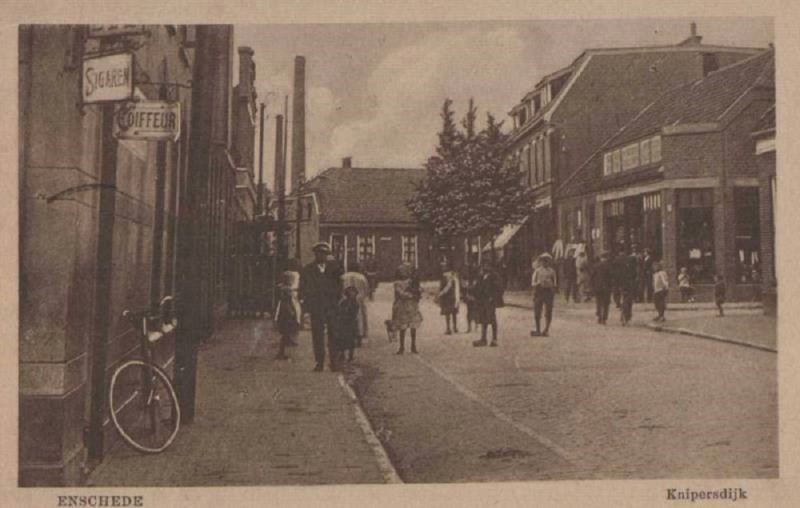 Kuipersdijk 15-21 rechts hoek Ledeboerstraat 1 foto 1922.jpg