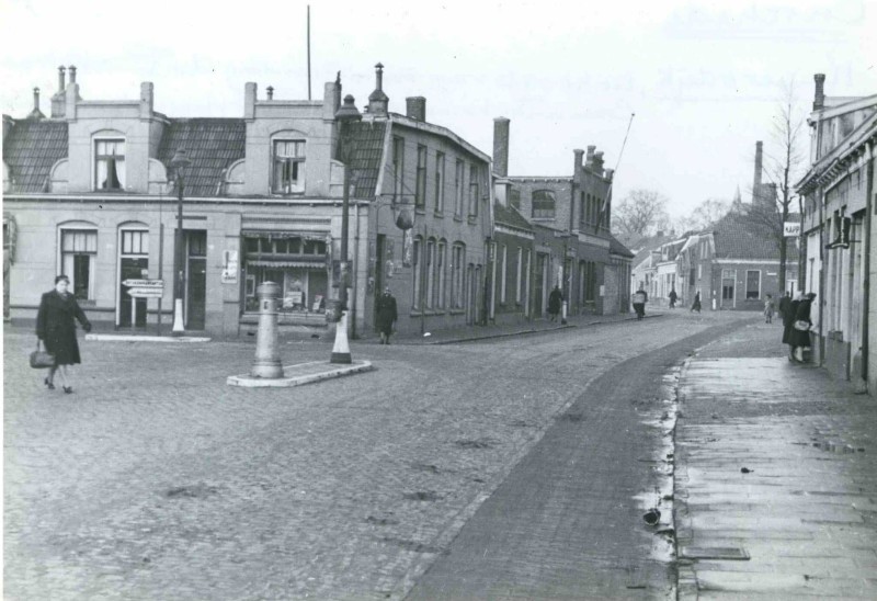 Kuipersdijk 25-31 rechts en  2-14 links hoek Beltstraat achtergrond rechts hoek Alsteedsestraat . jan. 1944.jpg